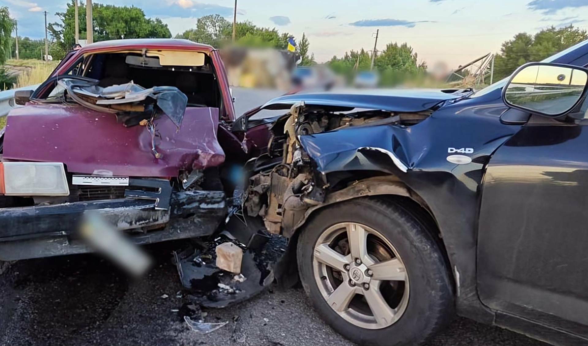 Автомобиль вылетел на встречку и врезался в ВАЗ на Харьковщине: один из пассажиров получил тяжелые травмы