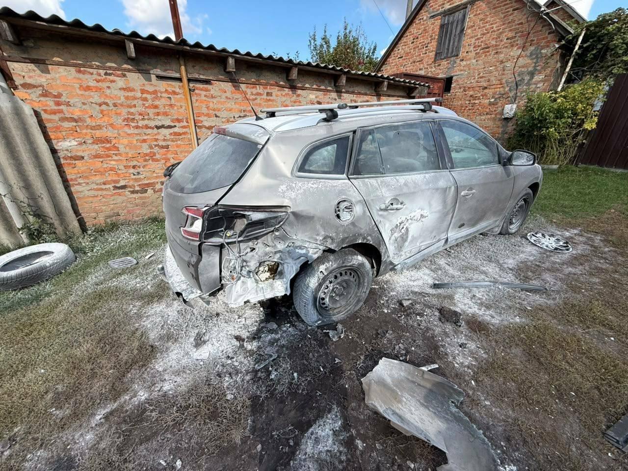 Просто стояли на стоянке: российские FPV-дроны атаковали одновременно три авто на Харьковщине