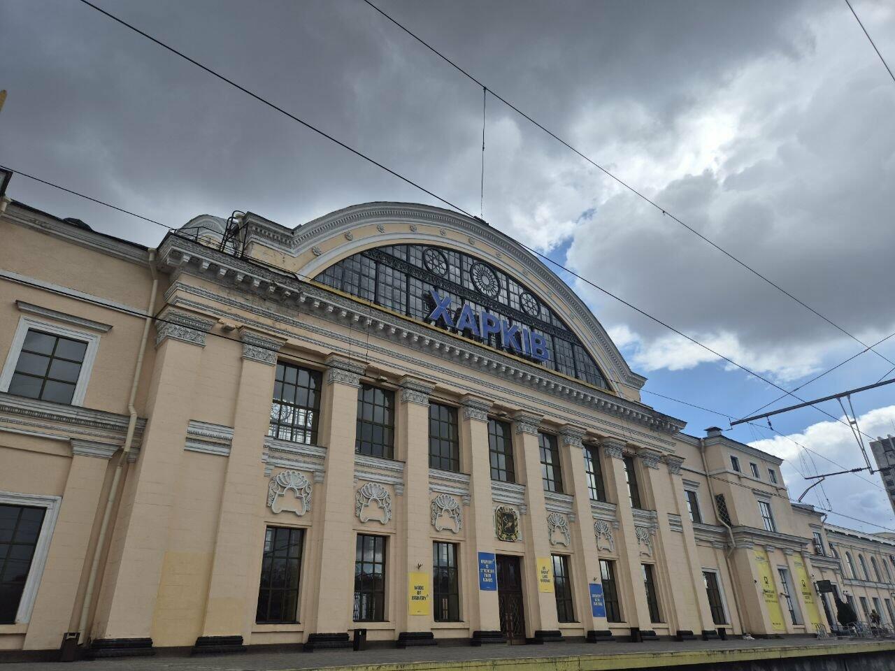 Более 18 часов задержки: из-за российских обстрелов массированно задерживаются поезда