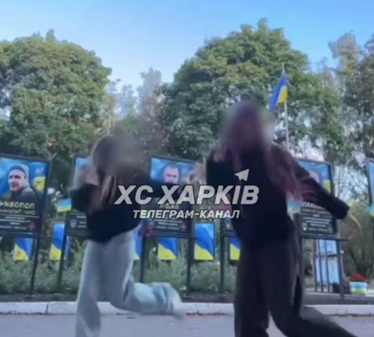 Подростки в Харьковской области танцевали на Аллее Славы под российский трек «Ты — дав@лка»