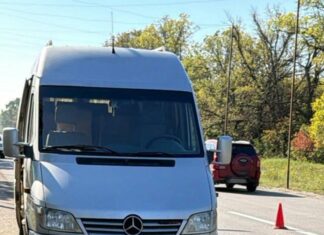 Дрон рашистов машинировал микроавтобус на Харьковщине