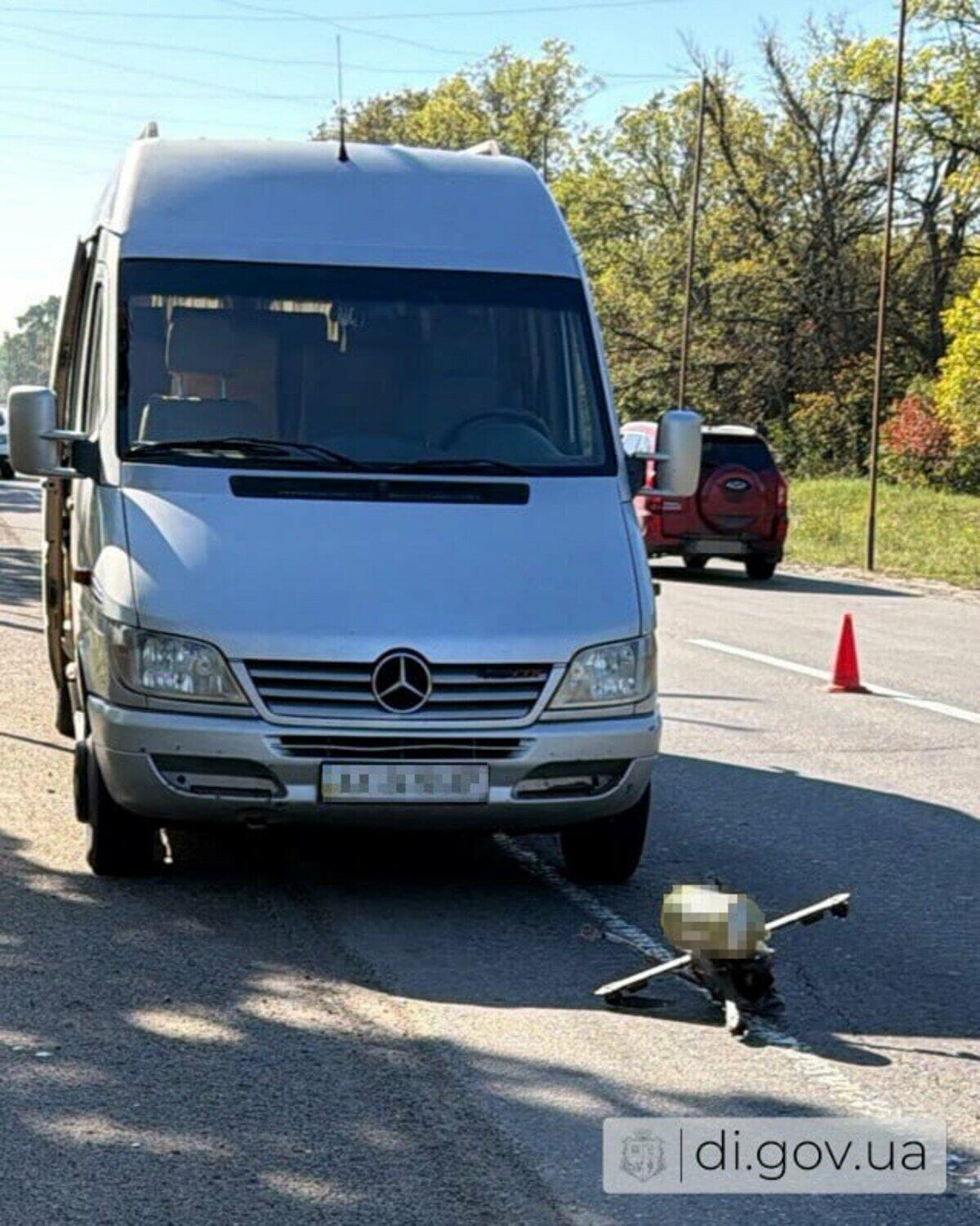 Дрон рашистов машинировал микроавтобус на Харьковщине
