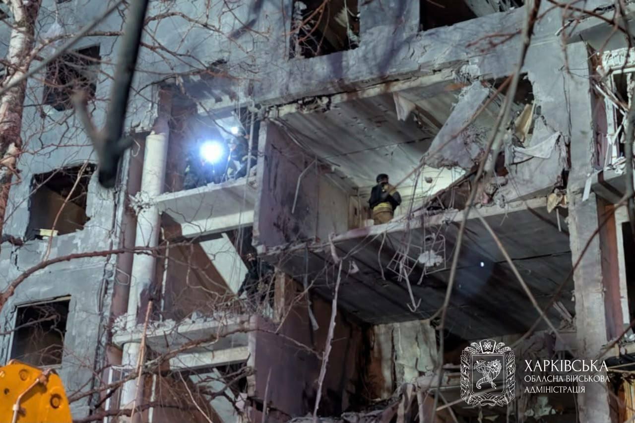 В Харькове московиты сбросили КАБ на многоэтажку: сложились этажи, растет количество пострадавших, — ФОТО