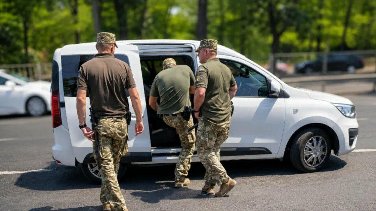 В Харьковской области молодой человек пытался зарезать работника ТЦК