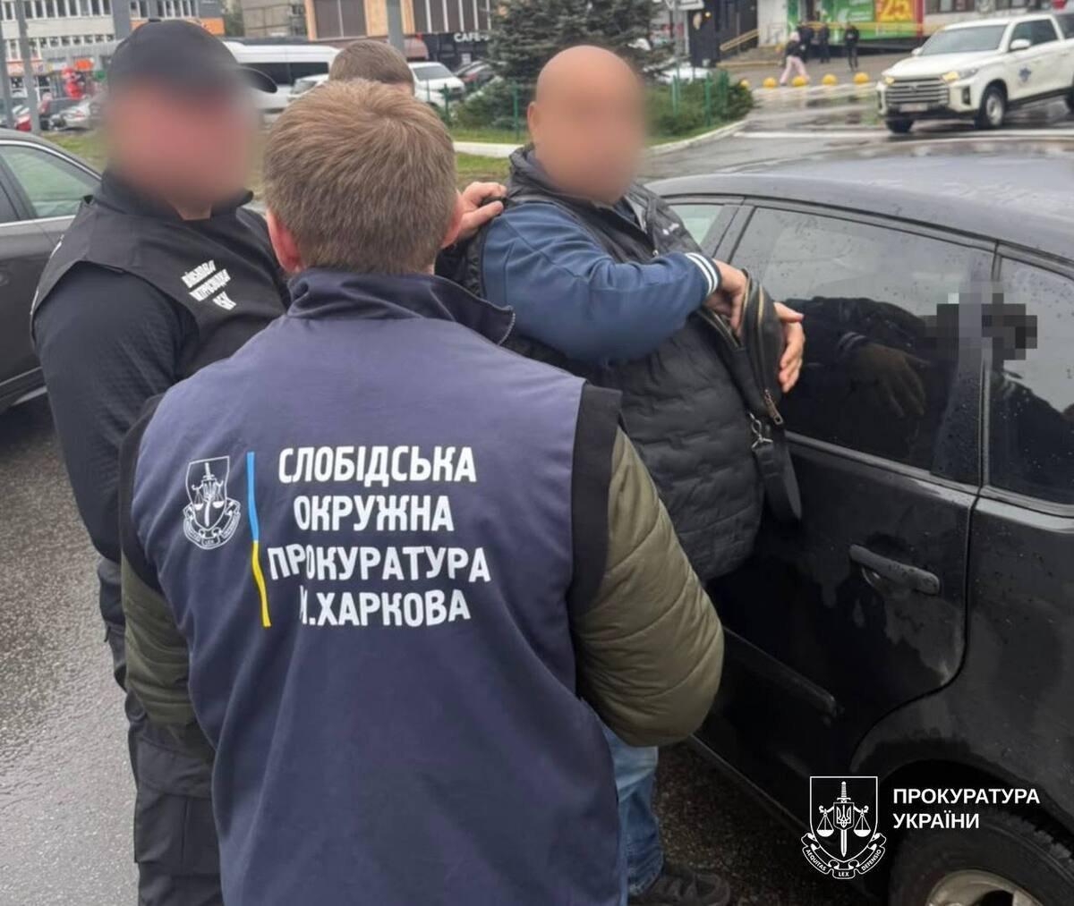 7000 долларов за отсрочку от мобилизации: в Харькове задержали мужчину после передачи денег