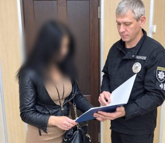 Угрожала оставить без присмотра и не давала лечиться: в Харькове мать подозревают в насилии над сыном с инвалидностью
