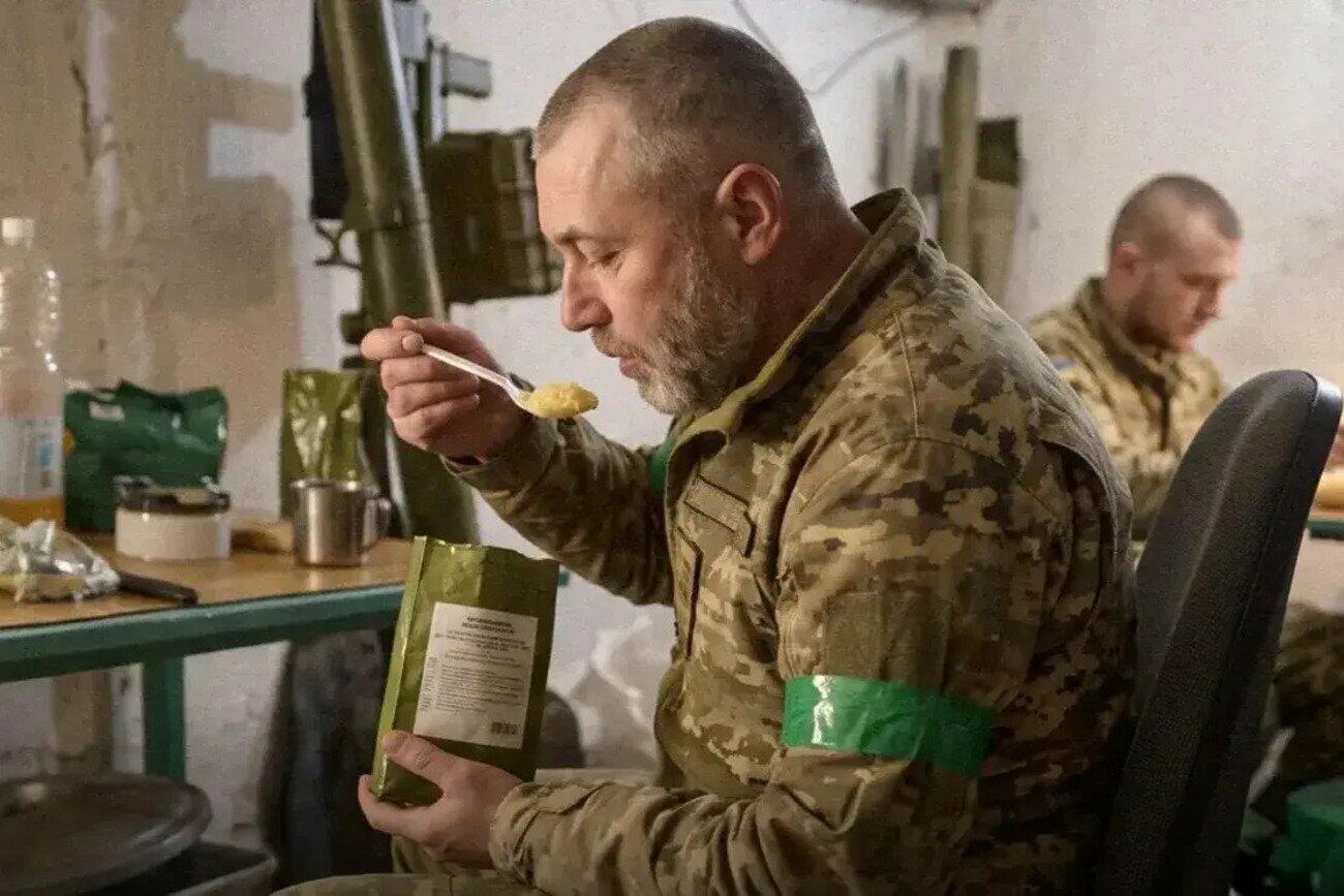 Больше калорий, нагреватели и таблетки для воды: в Украине обновили сухпайки для военных