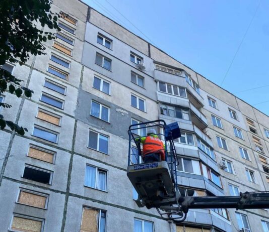 Более 140 окон после обстрелов закрыли в Харькове за неделю