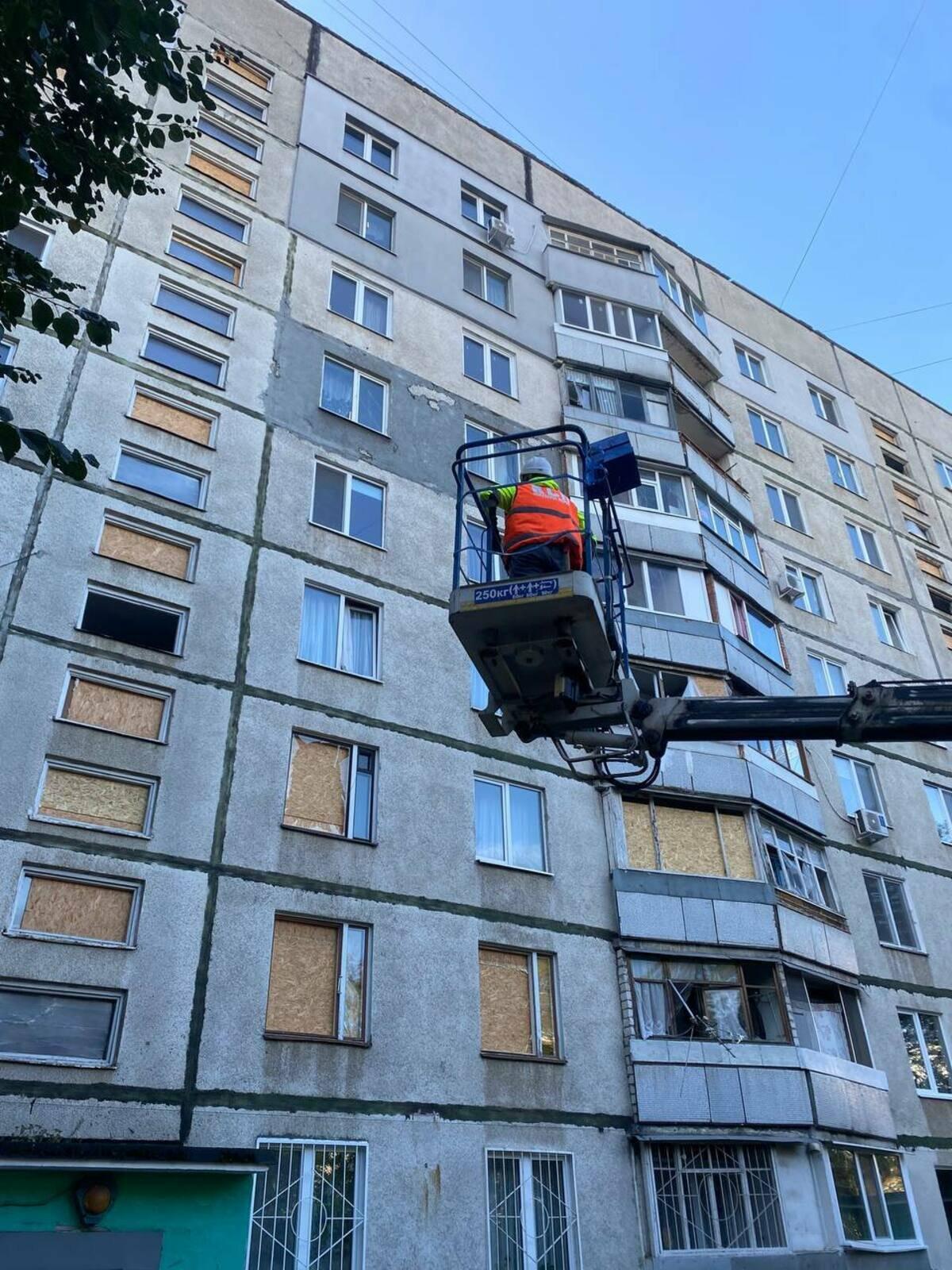 Более 140 окон после обстрелов закрыли в Харькове за неделю