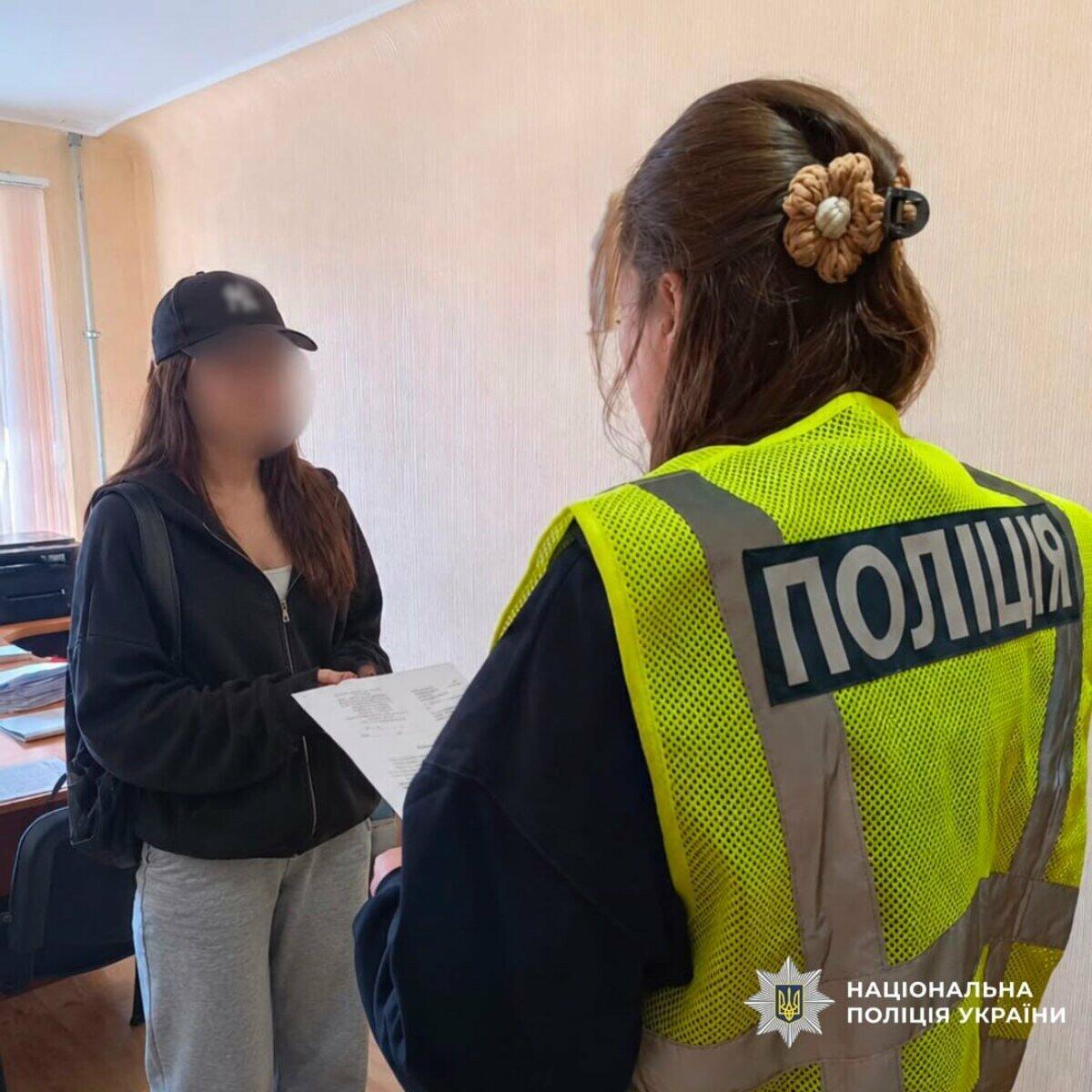 Косметика, еда, одежда и напитки: в Харькове женщина трижды обворовывала один магазин