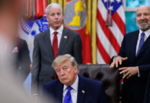 «Даже лестницу не смог найти»: Трамп рассказал, за что его раскритиковала Мелания (видео)