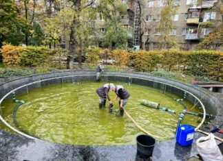 Пока в Харькове еще до +17°, коммунальщики уже готовят фонтаны к зиме