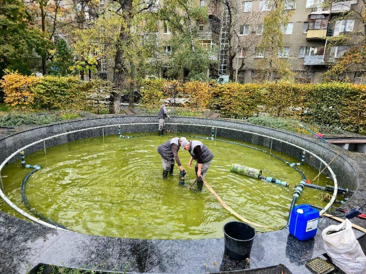 Пока в Харькове еще до +17°, коммунальщики уже готовят фонтаны к зиме