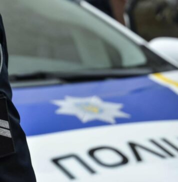 Лишенный прав и с подозрительными пакетами в авто: обнаружили в машине харьковчанина