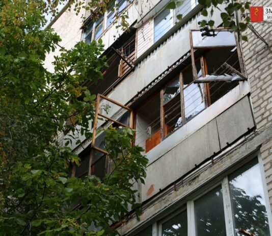 В Змиеве после атаки дронами обследуют поврежденные квартиры, — ФОТО