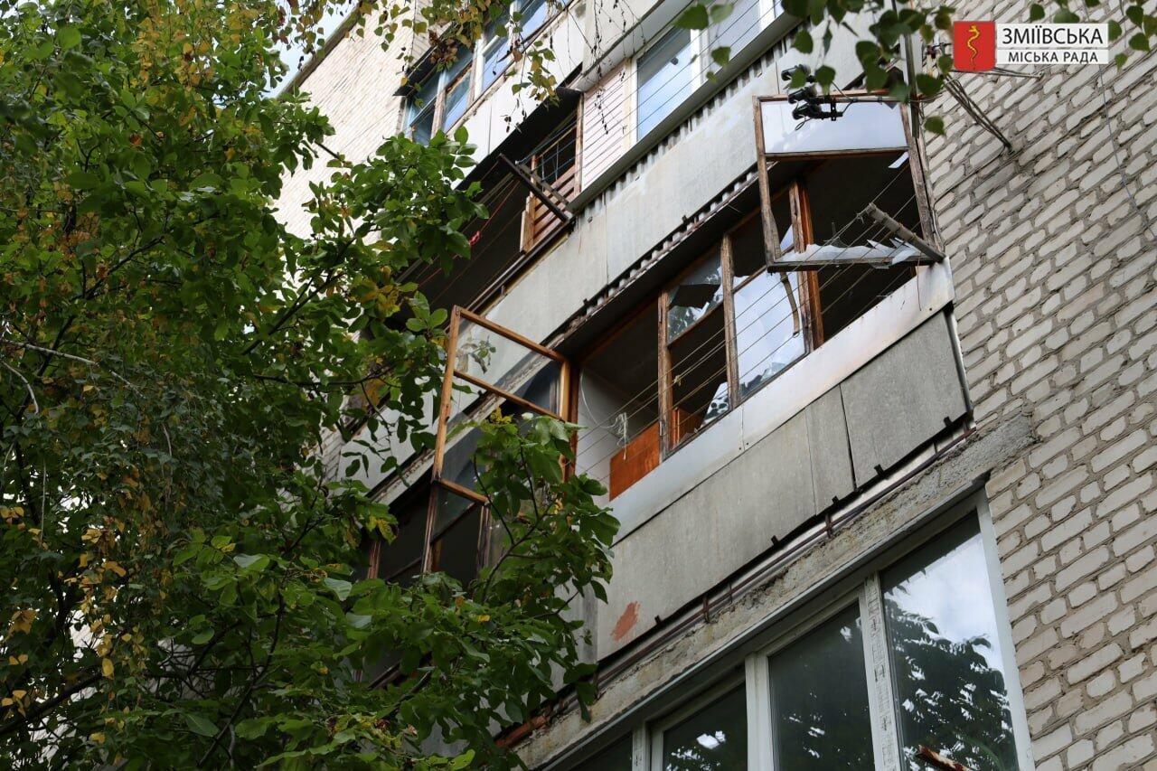 В Змиеве после атаки дронами обследуют поврежденные квартиры, — ФОТО