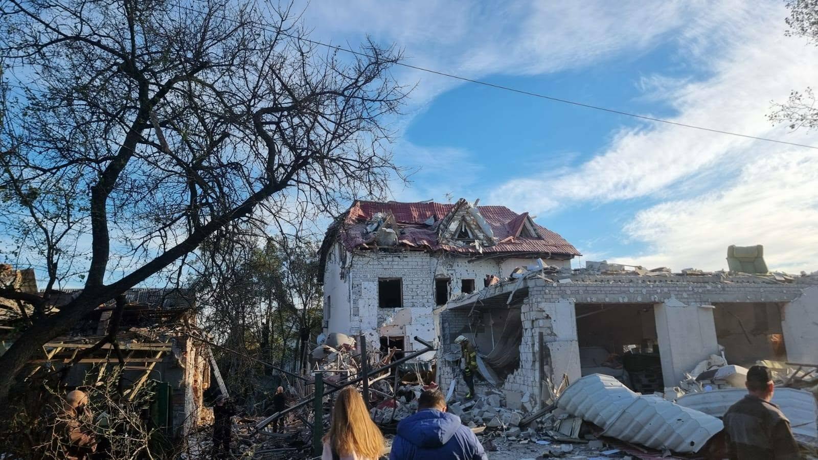 Рашисты ударили КАБами по Харькову, горят дома, есть погибшие, растет количество пострадавших