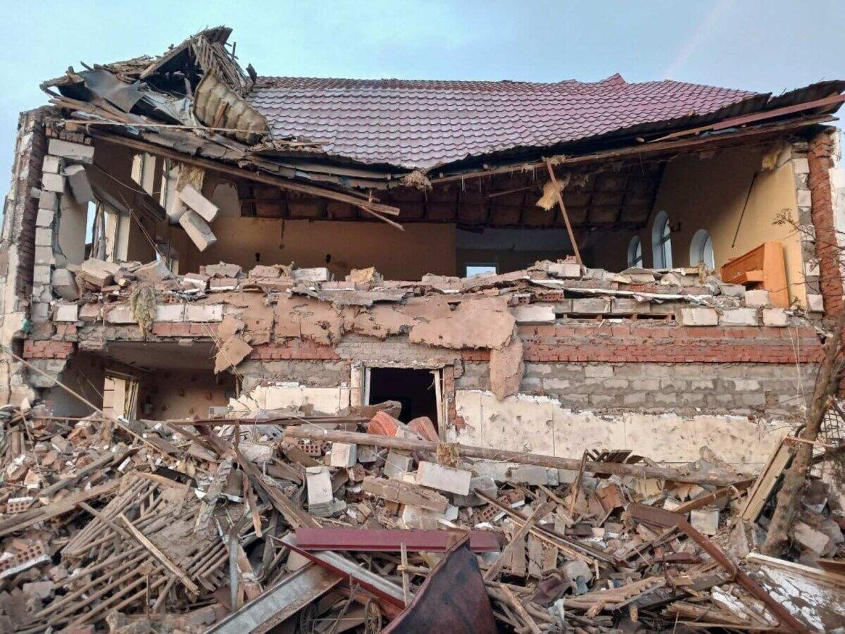 Пережившая оккупацию церковь не выдержала нового российского удара: в Изюме разрушен молитвенный дом, — ФОТО