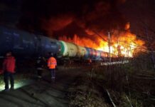 Перевозили топливо: в Свердловской области РФ сошел с рельсов грузовой поезд, горят цистерны (видео)