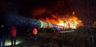 Перевозили топливо: в Свердловской области РФ сошел с рельсов грузовой поезд, горят цистерны (видео)