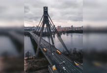 Атака возле Северного моста в Киеве: дрон РФ ударил по Оболони, перекрыли движение, работают службы
