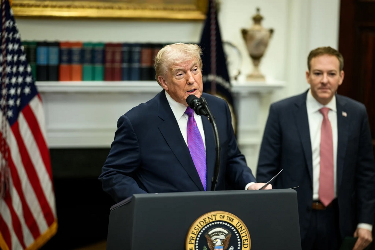 «Нужно сделать немедленно»: Трамп заговорил о 200% пошлинах против Украины и РФ для урегулирования войны (видео)