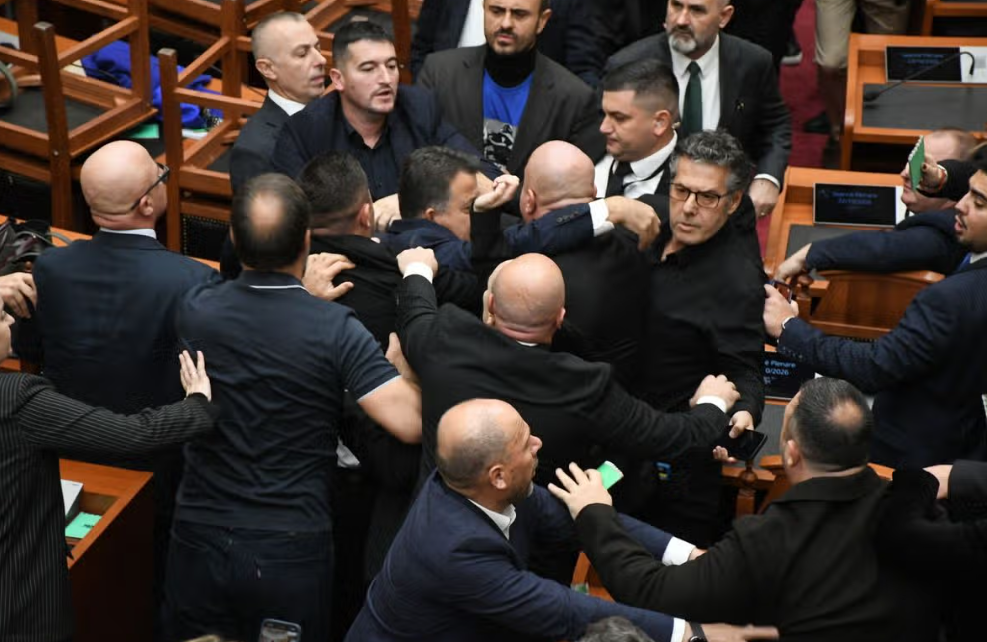 Бросали предметы и срывали микрофоны: в парламенте Албании произошла массовая потасовка между депутатами