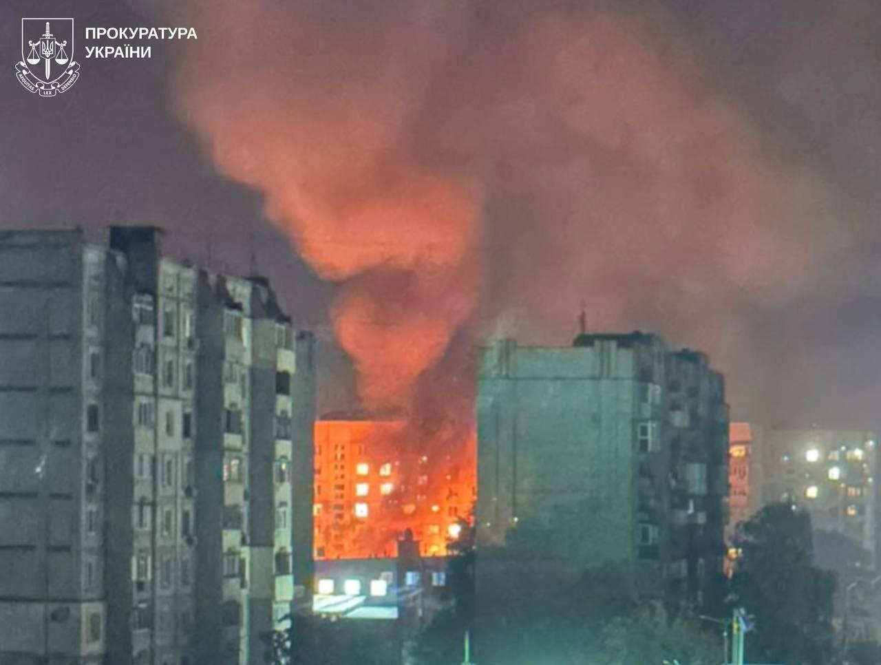 Масштабный пожар и трое погибших: в Харьковской области объявили День траура после ракетного удара