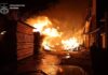 Огонь охватил 2500 квадратных метров, среди пострадавших – 4-летний ребенок: решисты ночью ударил по Харькову