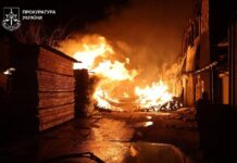 Огонь охватил 2500 квадратных метров, среди пострадавших – 4-летний ребенок: решисты ночью ударил по Харькову