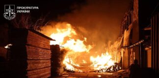 Огонь охватил 2500 квадратных метров, среди пострадавших – 4-летний ребенок: решисты ночью ударил по Харькову