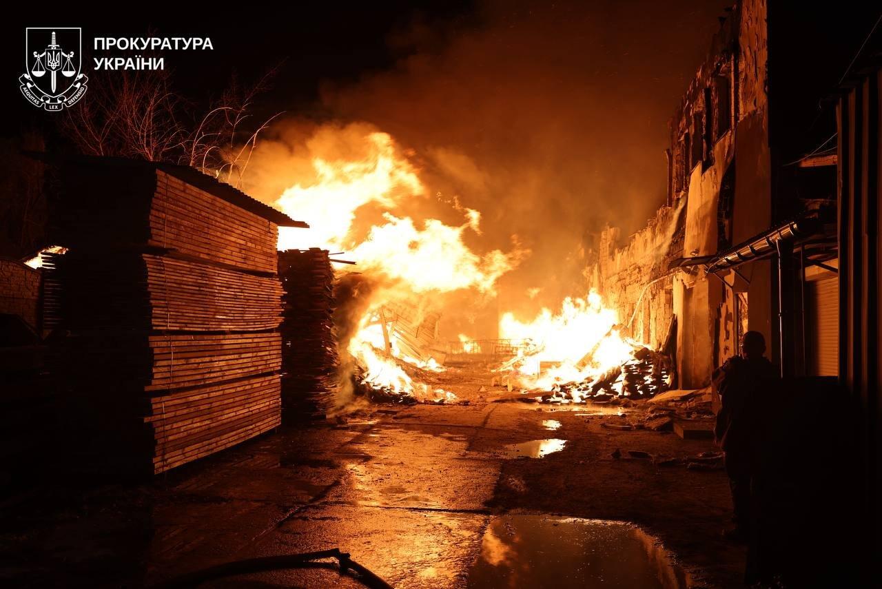 Огонь охватил 2500 квадратных метров, среди пострадавших – 4-летний ребенок: решисты ночью ударил по Харькову