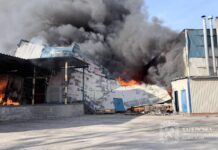 Вражеские удары унесли жизни человека: в Харькове повреждены почтовые склады, автобусы и грузовики