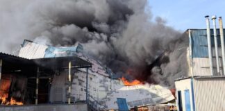 Вражеские удары унесли жизни человека: в Харькове повреждены почтовые склады, автобусы и грузовики
