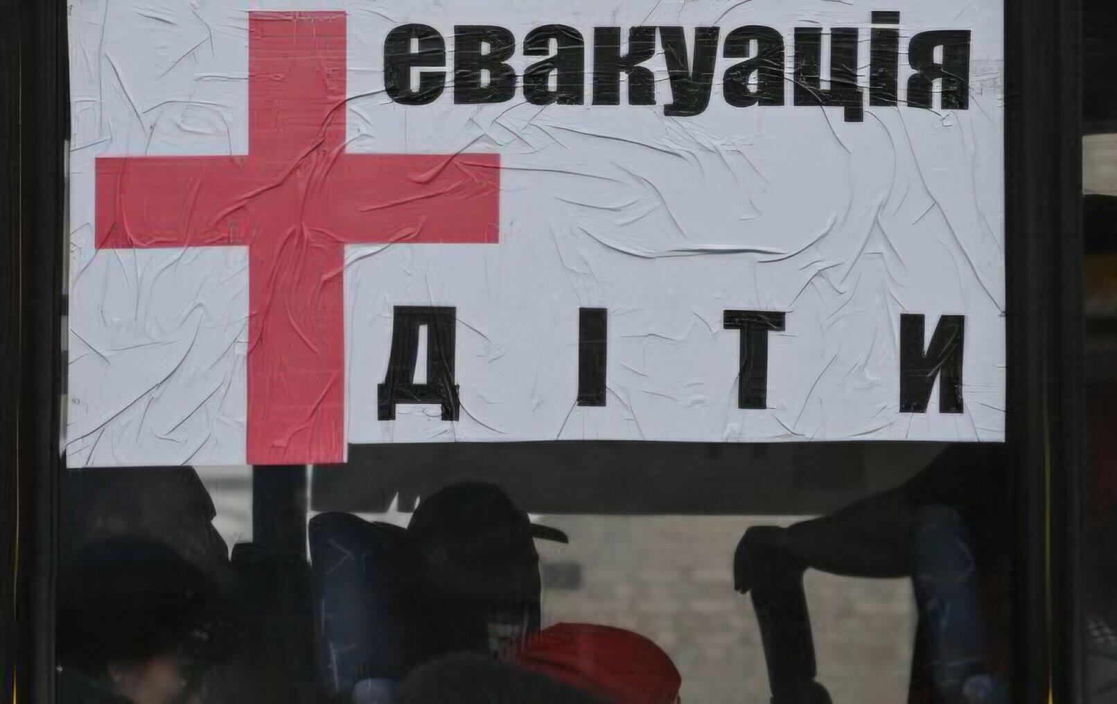 Рискуют жизнью самых молодых: на Харьковщине родителей призвали вывезти детей из 16 сел