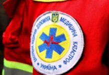 Пистолет вместо благодарности за помощь: в Харькове мужчина угрожал парамедику прямо в больнице