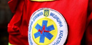 Пистолет вместо благодарности за помощь: в Харькове мужчина угрожал парамедику прямо в больнице
