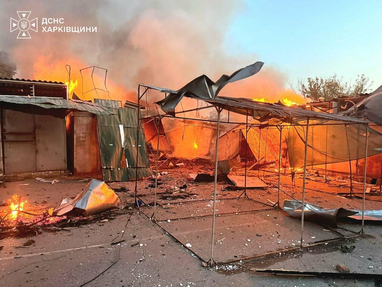 Рашисты ударили по Изюму и Золочеву: горит рынок