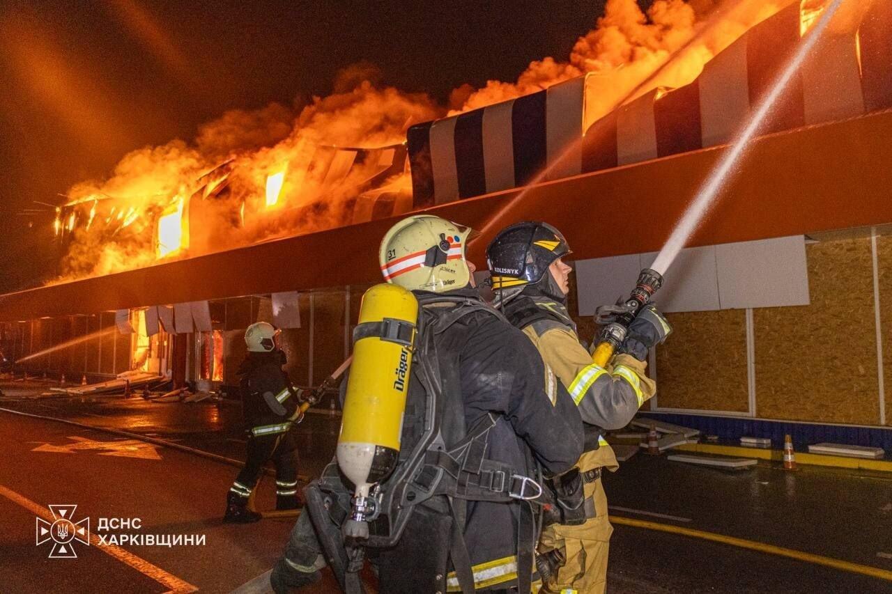 В Харькове рашисты сожгли последний «Эпицентр»: из-за повторного удара пострадали спасатели