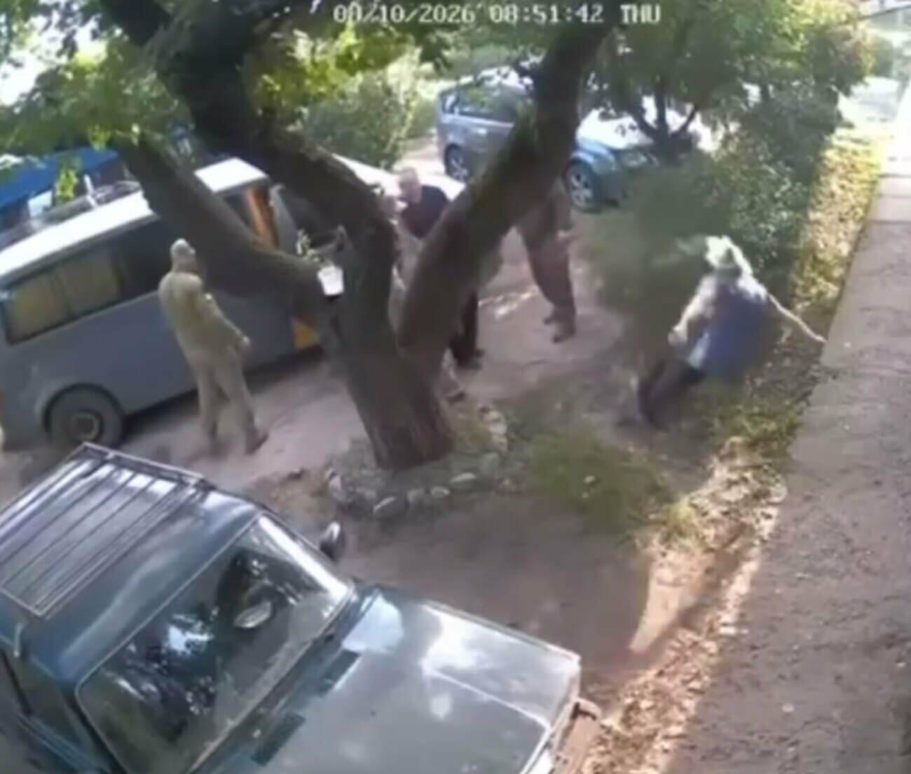 В Харькове 73-летняя женщина пыталась помешать мобилизации: ее так толкнули, что она оказалась в больнице, — ФОТО, ВИДЕО