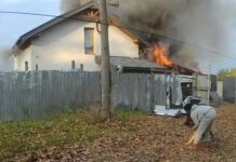 Дом пылал после вражеского удара: в Харьковской области полицейские вынесли из огня маломобильную женщину