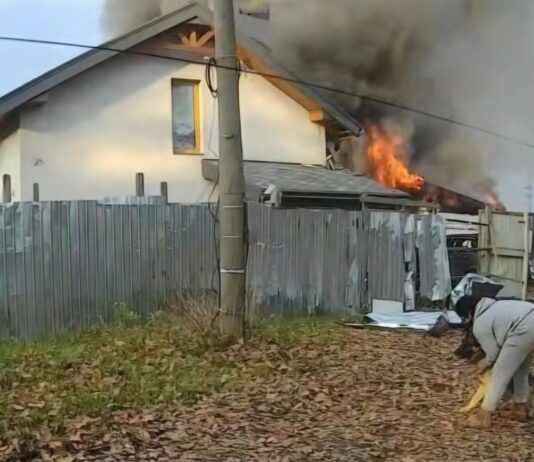 Дом пылал после вражеского удара: в Харьковской области полицейские вынесли из огня маломобильную женщину